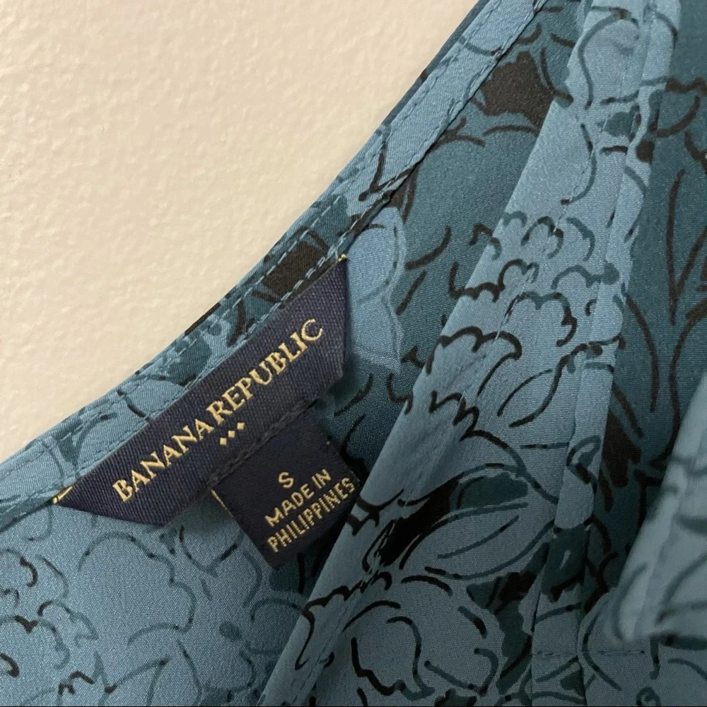 Banana Republic ruffle detail tank top
